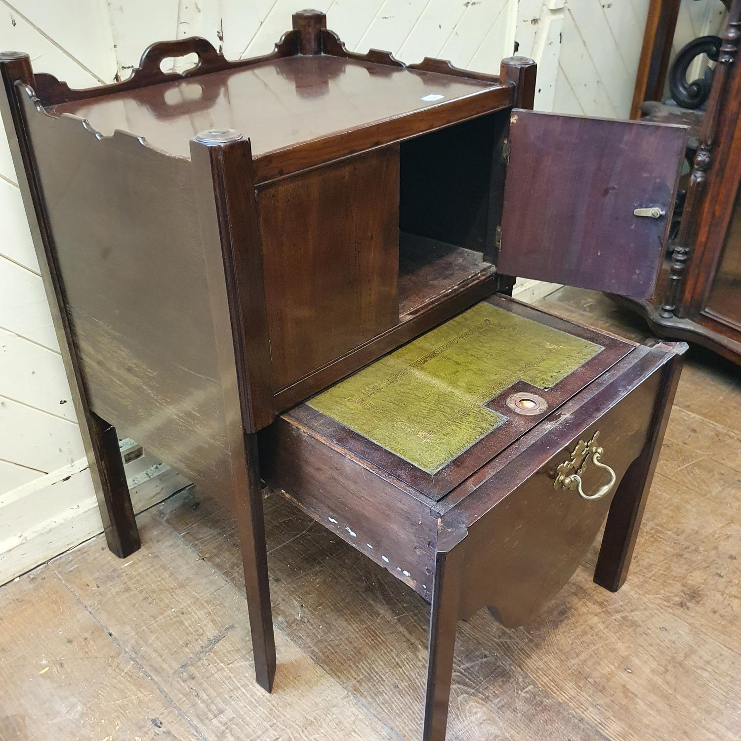 A mahogany night commode, 54 cm wide - Bild 4 aus 6