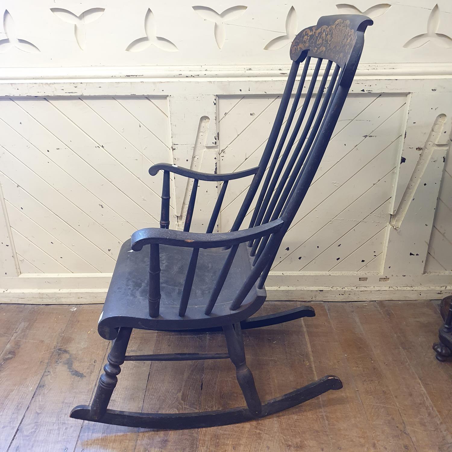 A painted rocking armchair, the crest rail with gilt decoration - Bild 3 aus 4