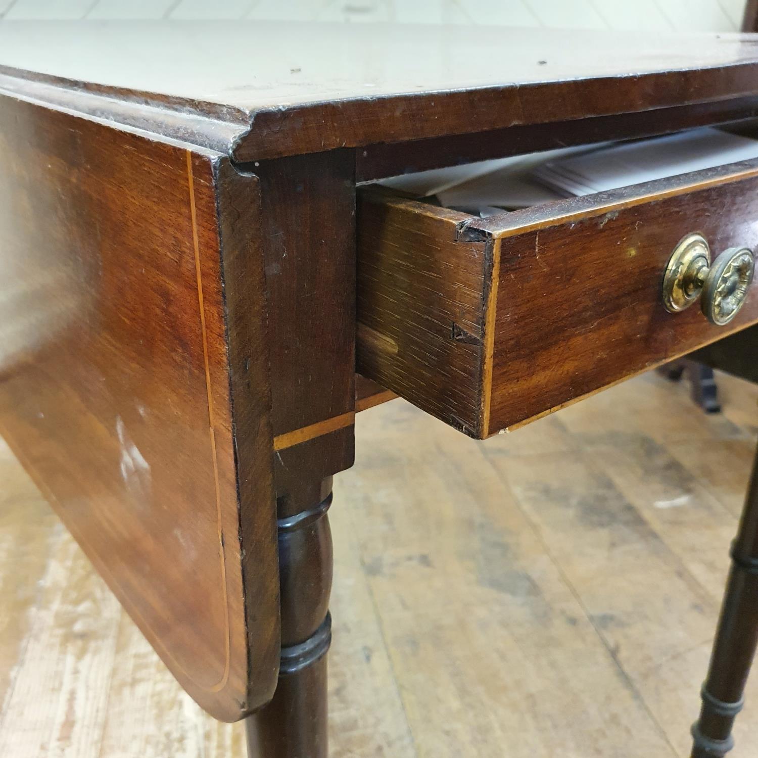 An early 19th century mahogany Pembroke table, on tapering turned legs, 103 cm wide - Bild 2 aus 3