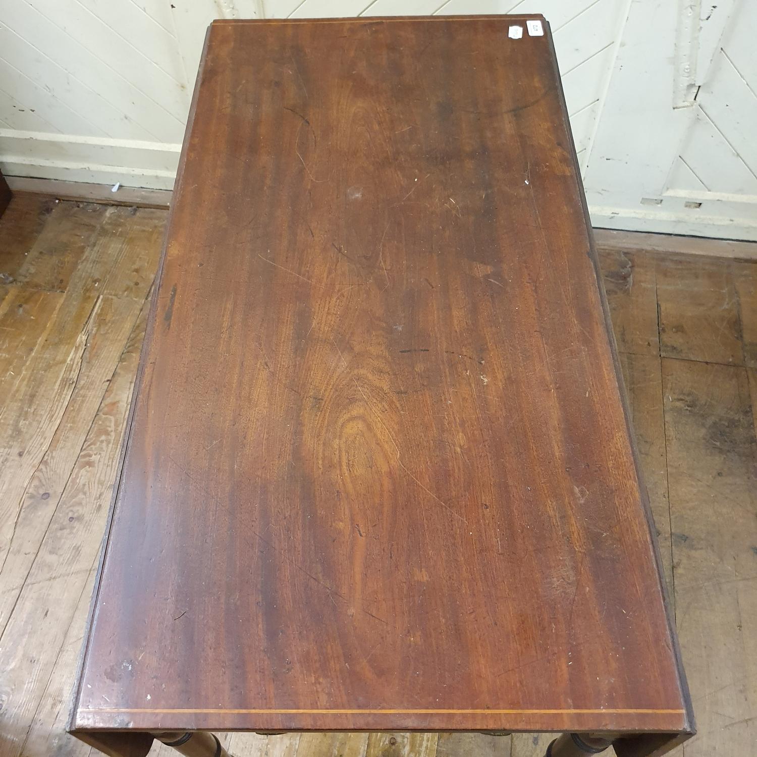 An early 19th century mahogany Pembroke table, on tapering turned legs, 103 cm wide - Bild 3 aus 3