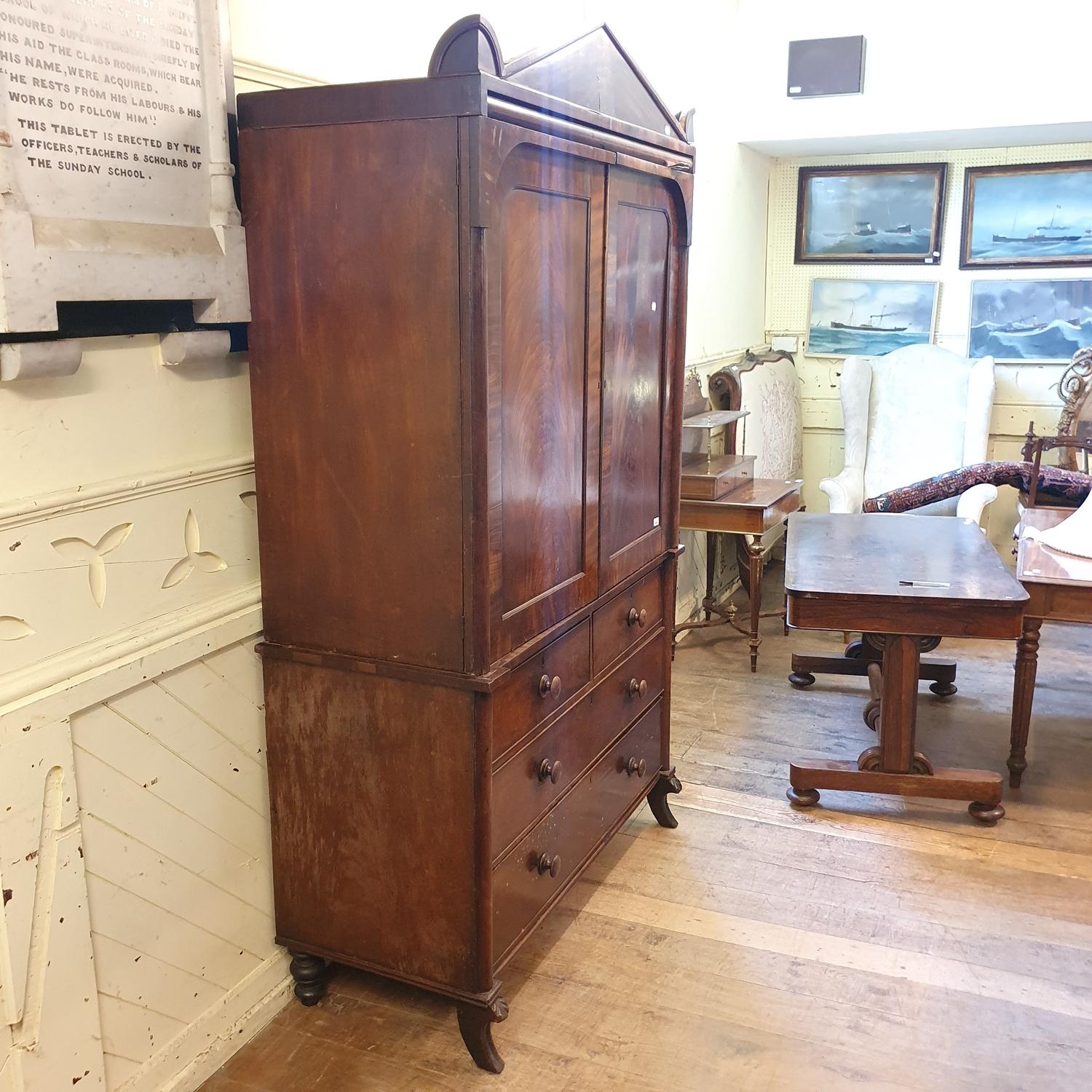 A 19th century mahogany linen press, the architectural pediment above a pair of panel doors, the - Bild 4 aus 6