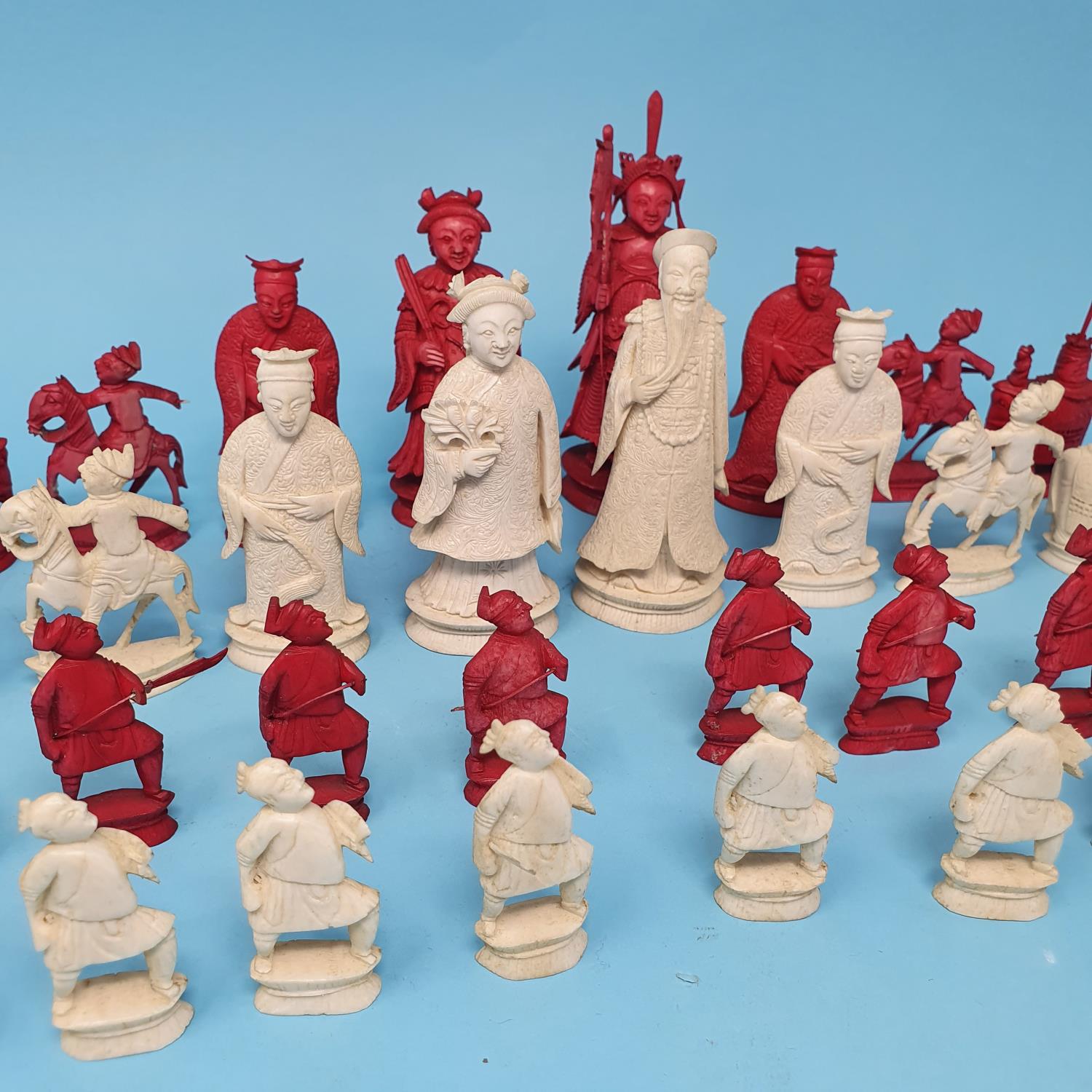 An early 20th century Chinese carved and stained ivory chess set, the King 10 cm, removal cost A - Bild 2 aus 5