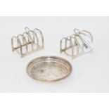 A pair of George VI silver toast racks, Edinburgh 1938, and a silver dish, approx. 6.1 ozt (3)