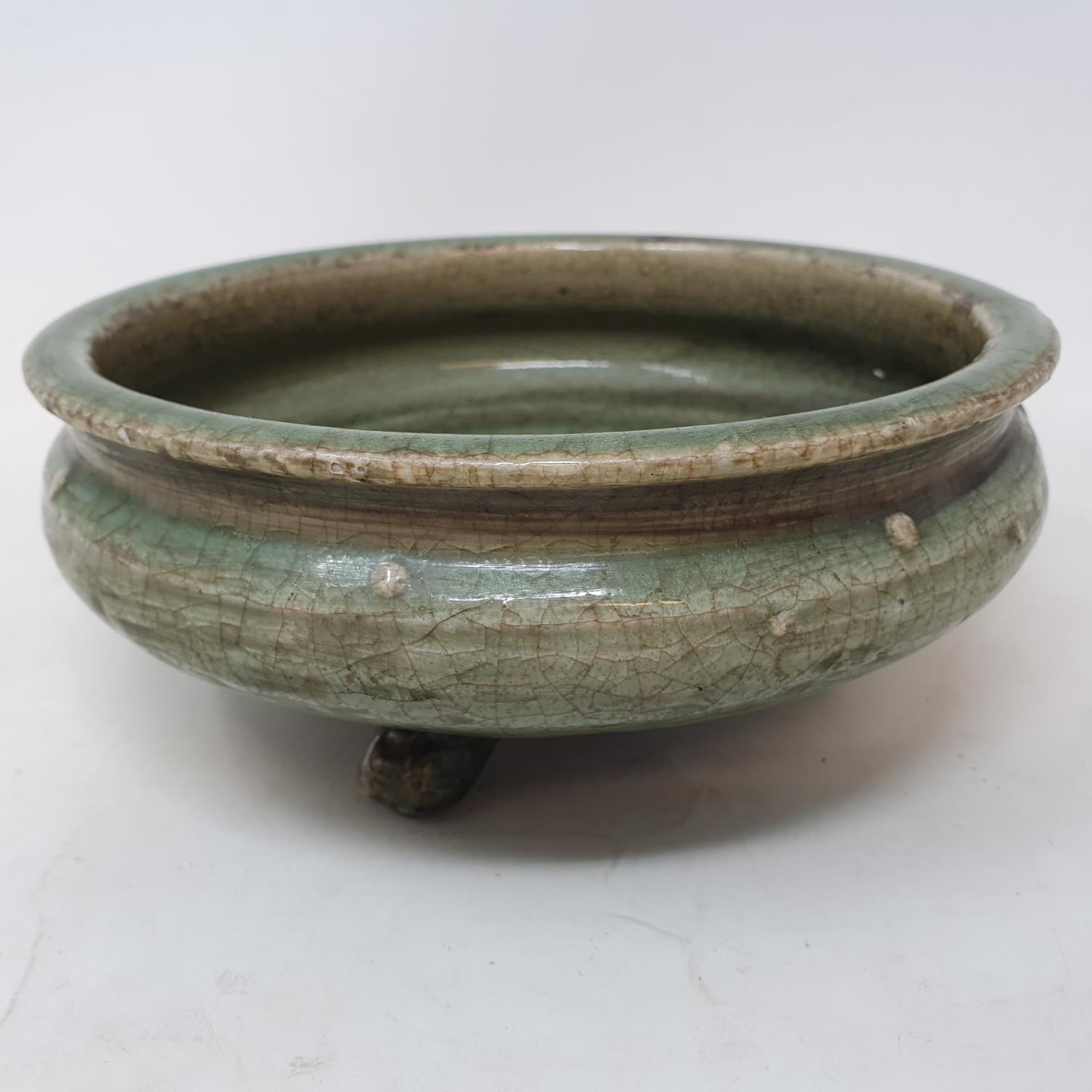 A Chinese green crackle glazed Song dynasty style pottery bowl, with incised decoration, on three - Image 4 of 4