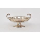 An Edward VII silver pedestal bowl, of shaped oval form, Birmingham 1910, approx. 19.9 ozt, 29 cm