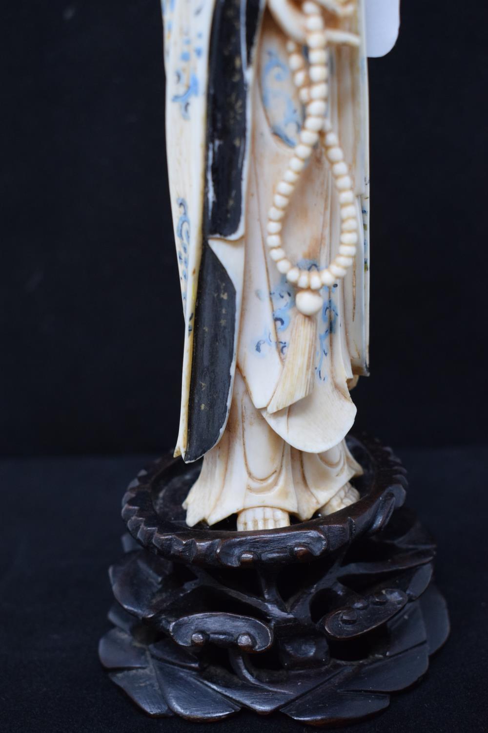 An early 20th century Chinese carved, stained and painted ivory figure, of a lady holding beads - Image 6 of 6