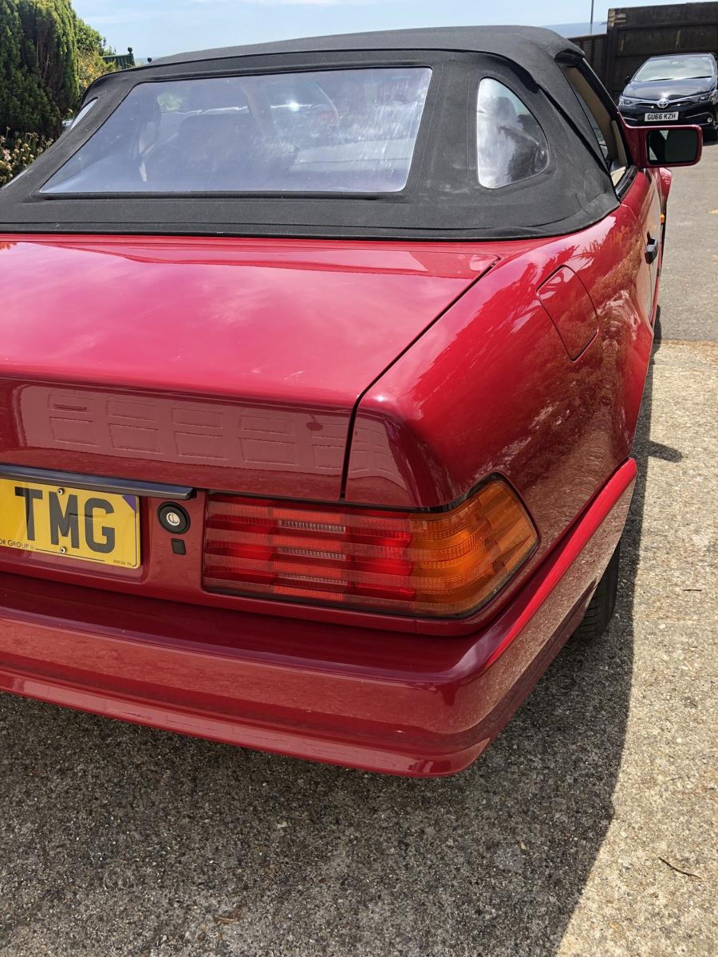 A 1995 Mercedes-Benz 280SL Registration number M642 TMG V5C MOT expires February 2021 Red with a - Image 18 of 106