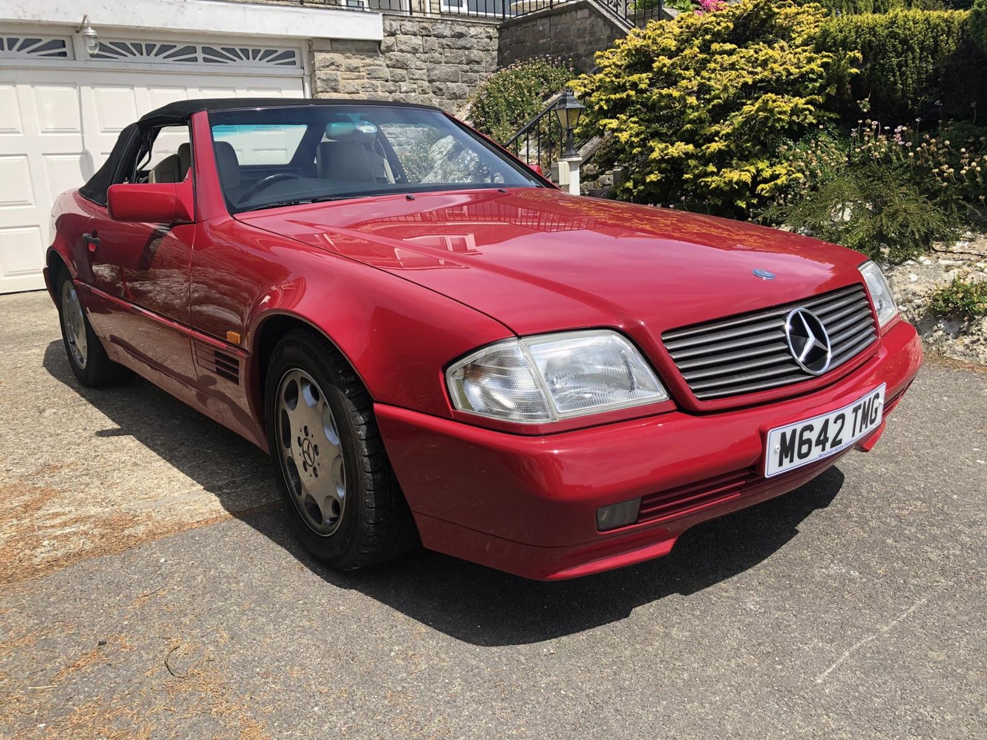 A 1995 Mercedes-Benz 280SL Registration number M642 TMG V5C MOT expires February 2021 Red with a - Image 34 of 106