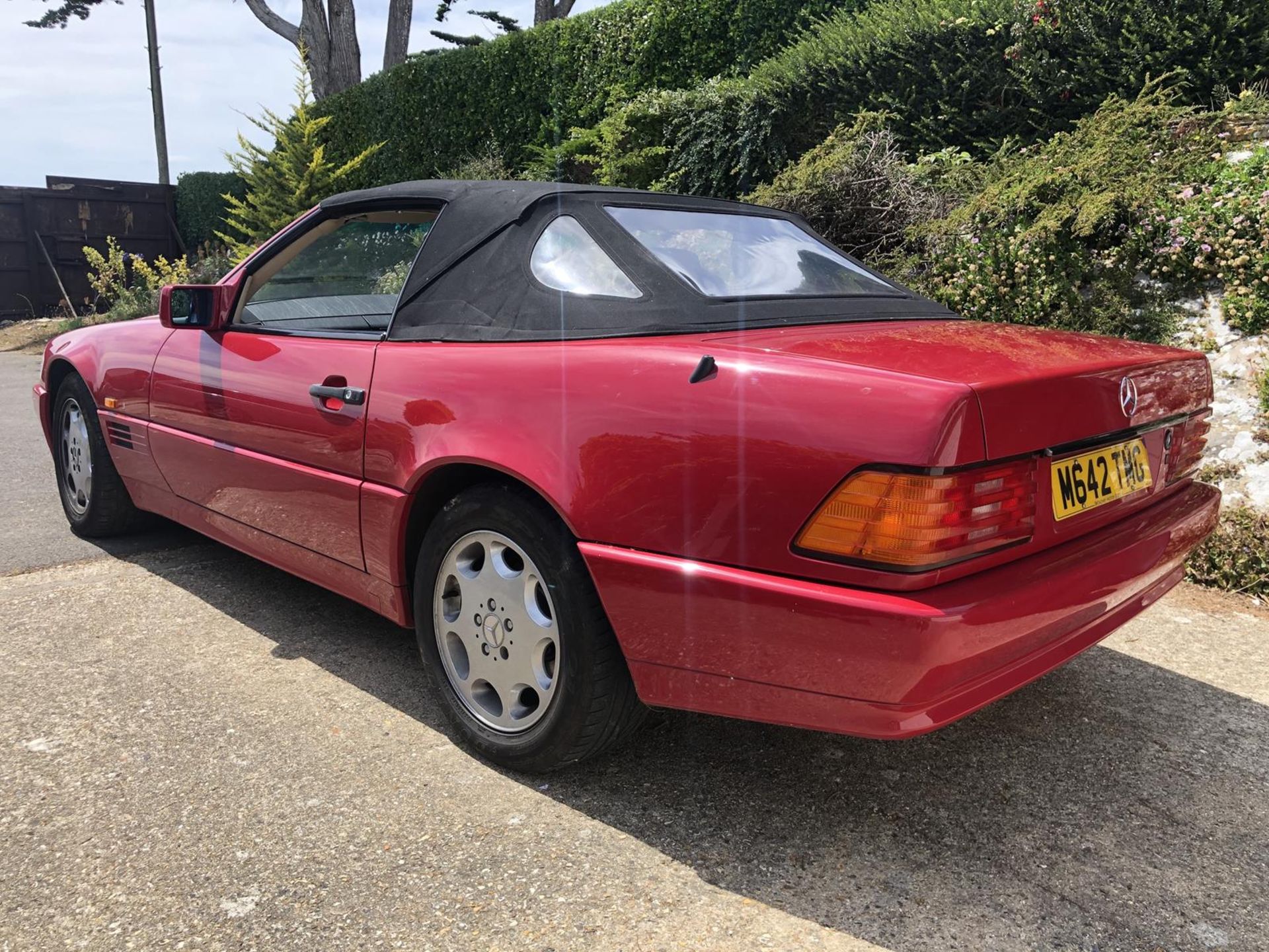 A 1995 Mercedes-Benz 280SL Registration number M642 TMG V5C MOT expires February 2021 Red with a - Image 15 of 106