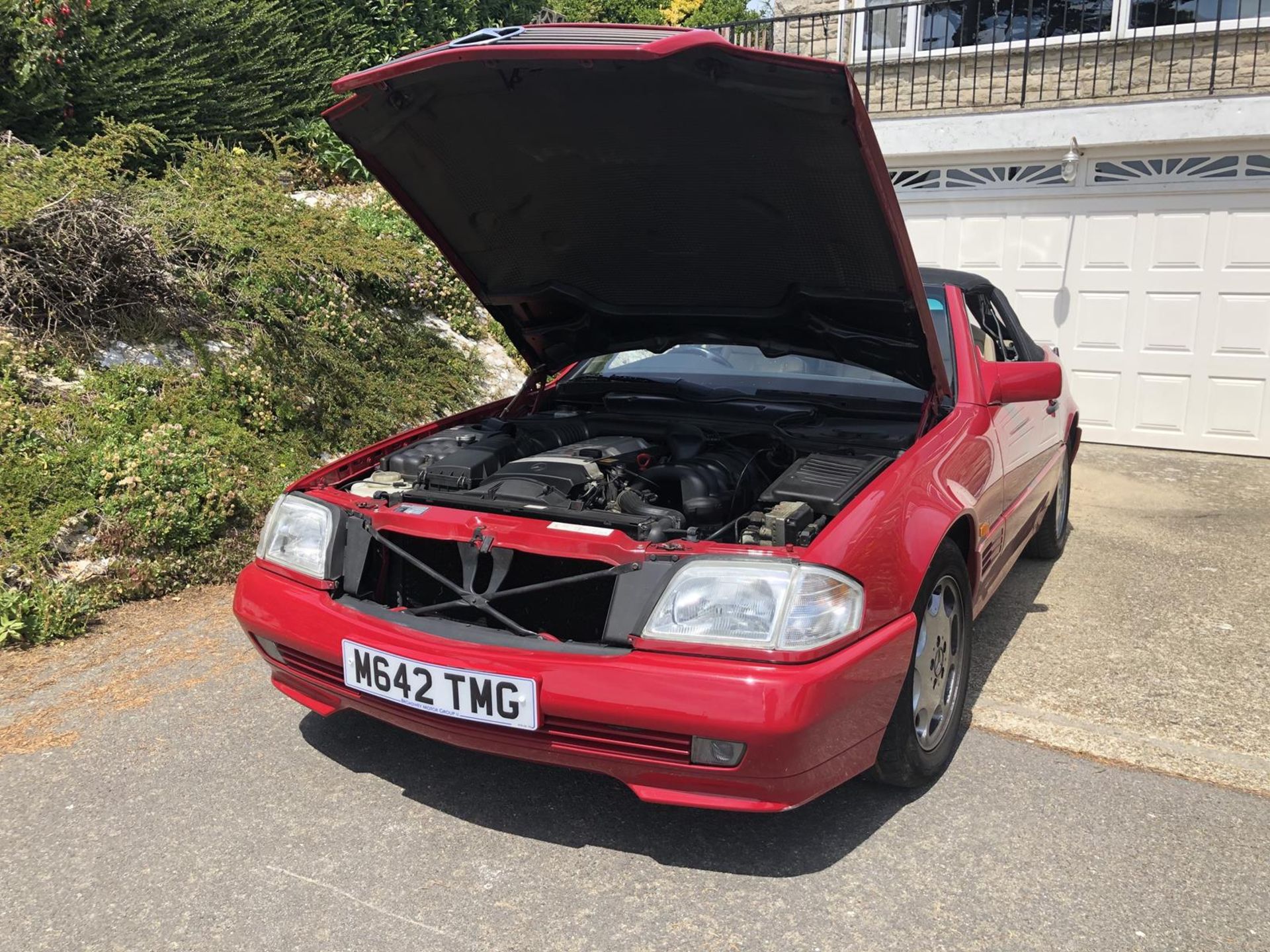 A 1995 Mercedes-Benz 280SL Registration number M642 TMG V5C MOT expires February 2021 Red with a - Image 44 of 106