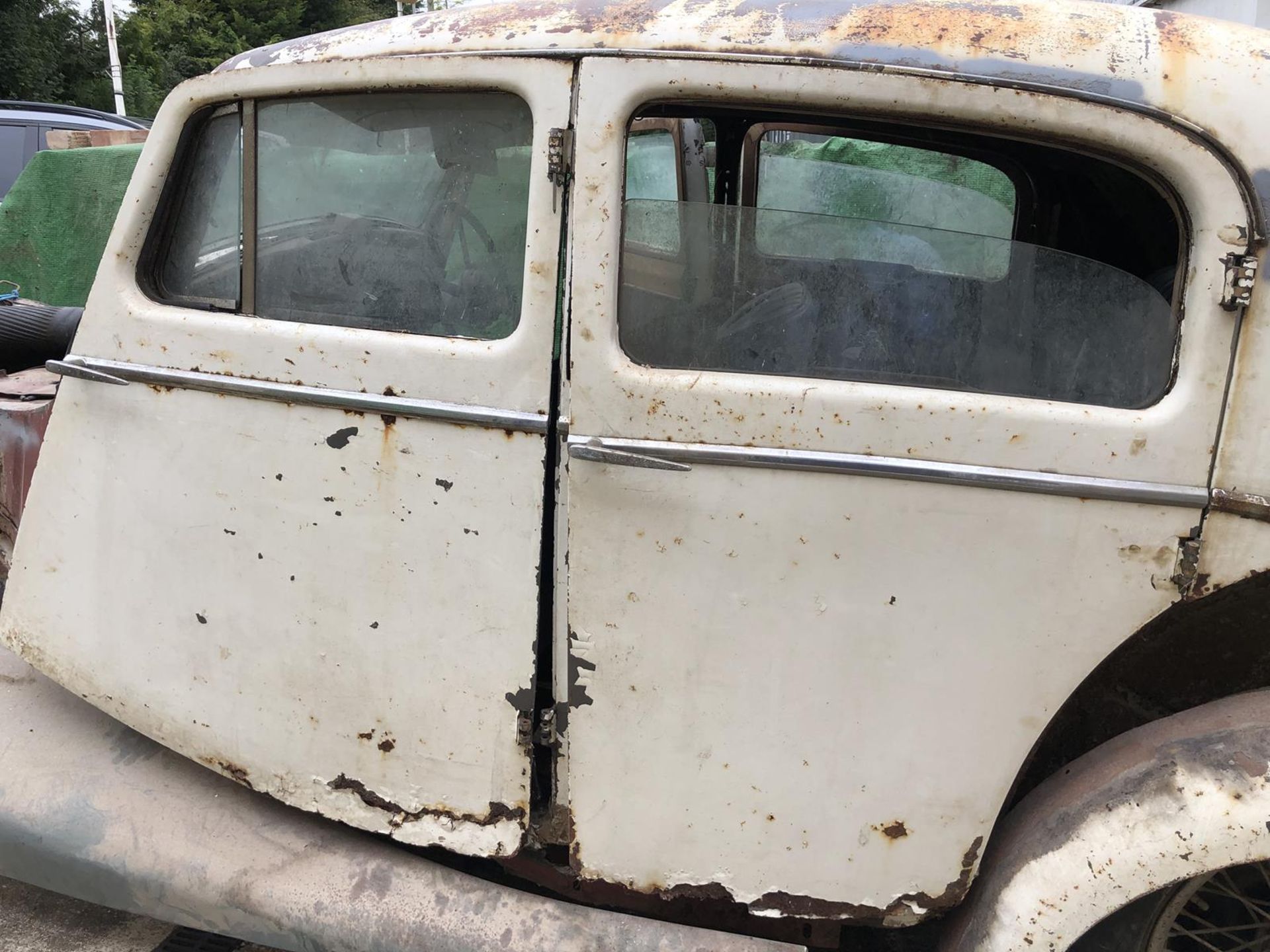 A 1948 Jaguar 2½ litre saloon Registration number KLE 161 V5 MOT exempt Bought by the owner in - Image 103 of 165