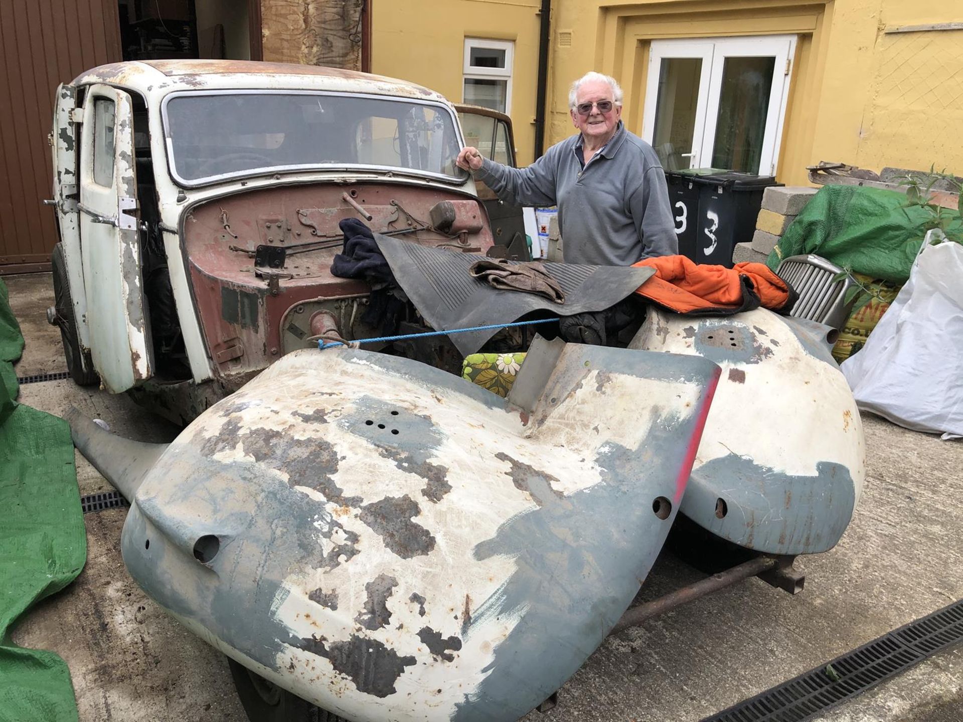 A 1948 Jaguar 2½ litre saloon Registration number KLE 161 V5 MOT exempt Bought by the owner in - Image 104 of 165