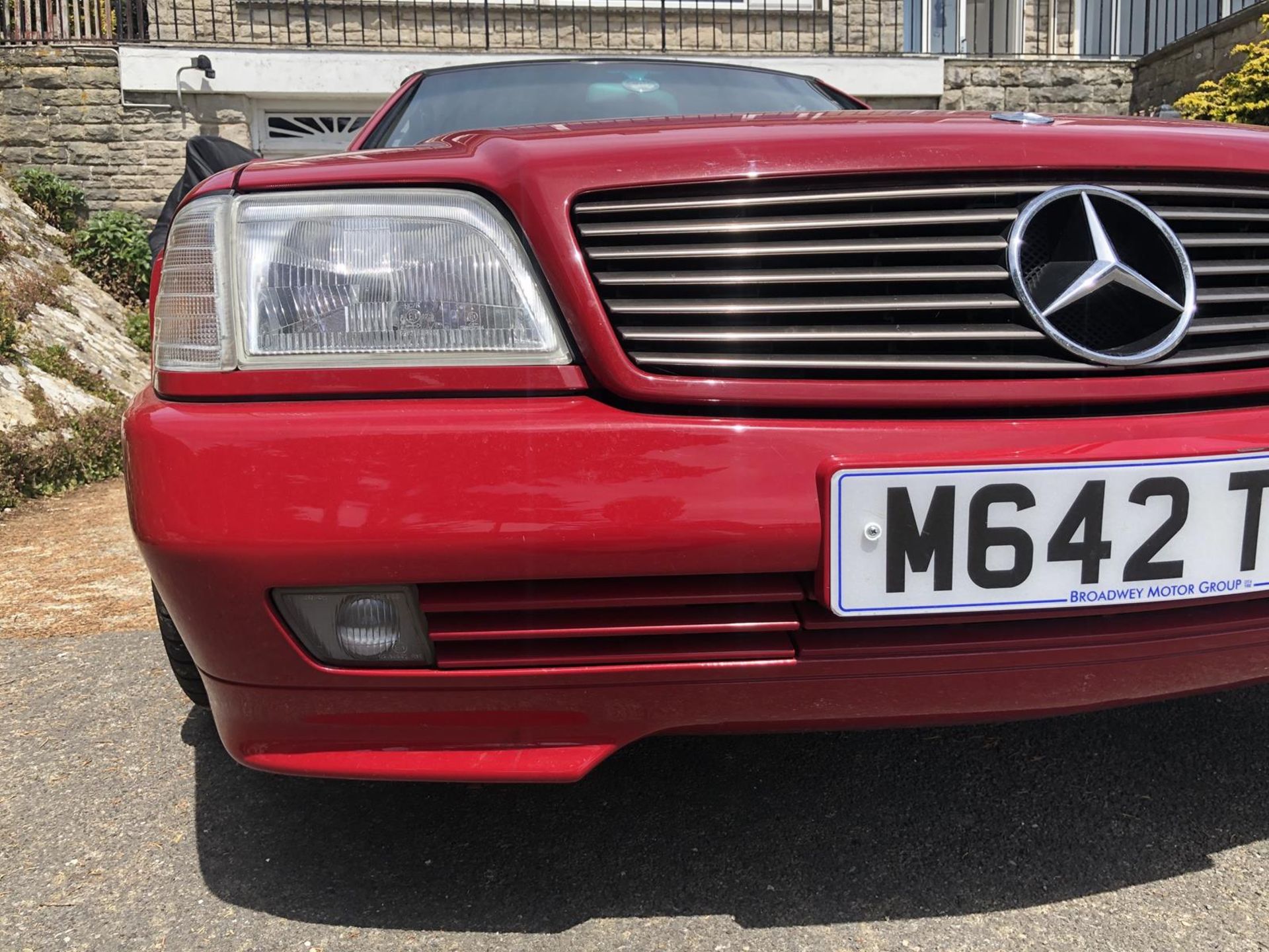 A 1995 Mercedes-Benz 280SL Registration number M642 TMG V5C MOT expires February 2021 Red with a - Image 35 of 106