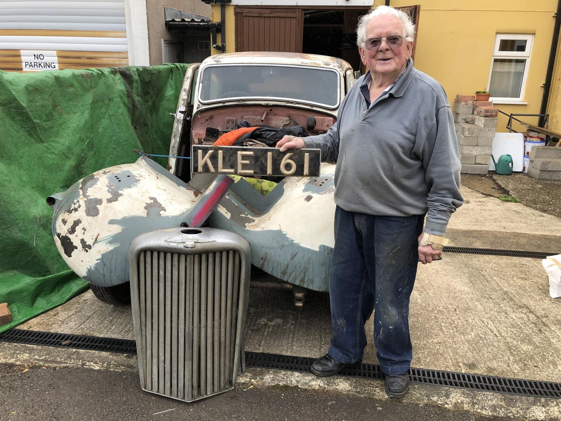 A 1948 Jaguar 2½ litre saloon Registration number KLE 161 V5 MOT exempt Bought by the owner in - Image 41 of 165