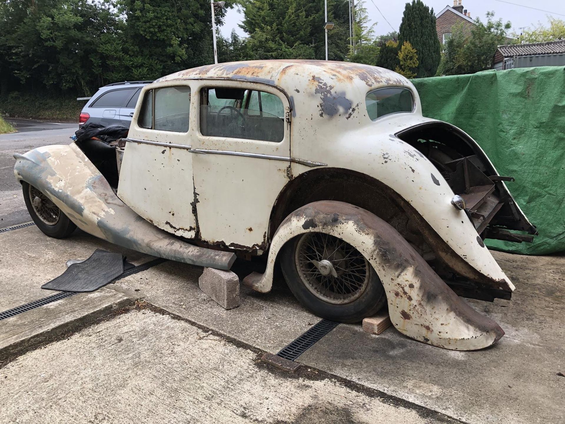 A 1948 Jaguar 2½ litre saloon Registration number KLE 161 V5 MOT exempt Bought by the owner in - Image 74 of 165