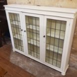 A painted bookcase, 152 cm wide