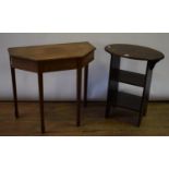 An Art & Craft style oak bookcase/side table, 60 cm wide, and an oak side table (2)