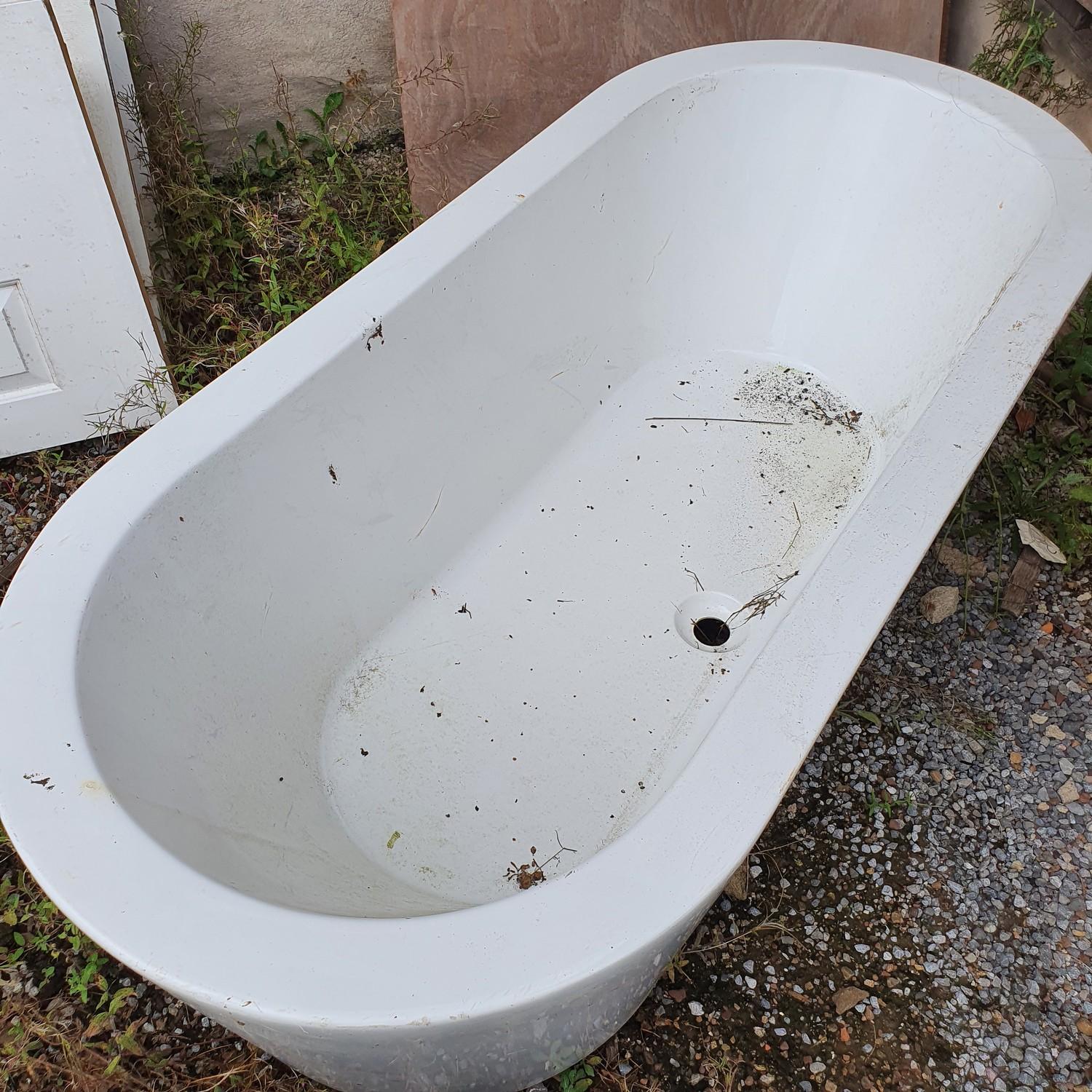 A cast iron bath, three other baths and a sink - Image 10 of 10