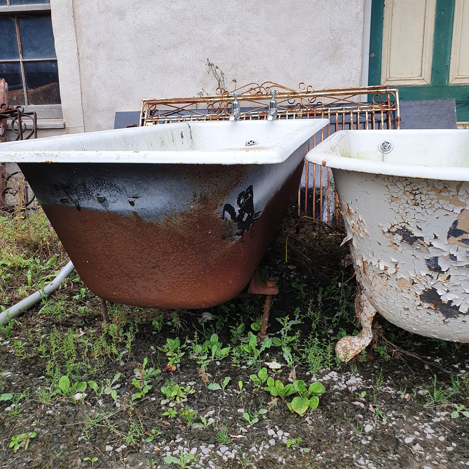 A cast iron bath, three other baths and a sink - Image 3 of 10