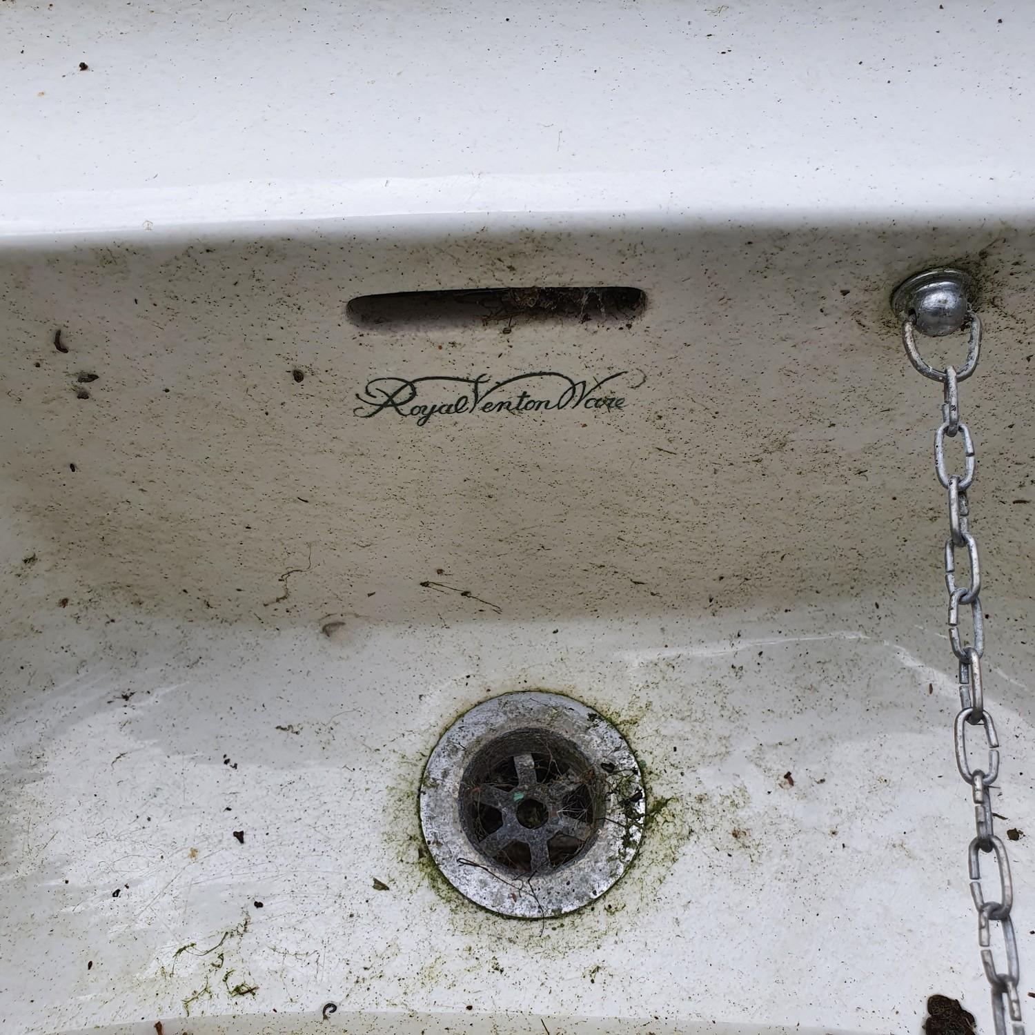 A cast iron bath, three other baths and a sink - Image 5 of 10