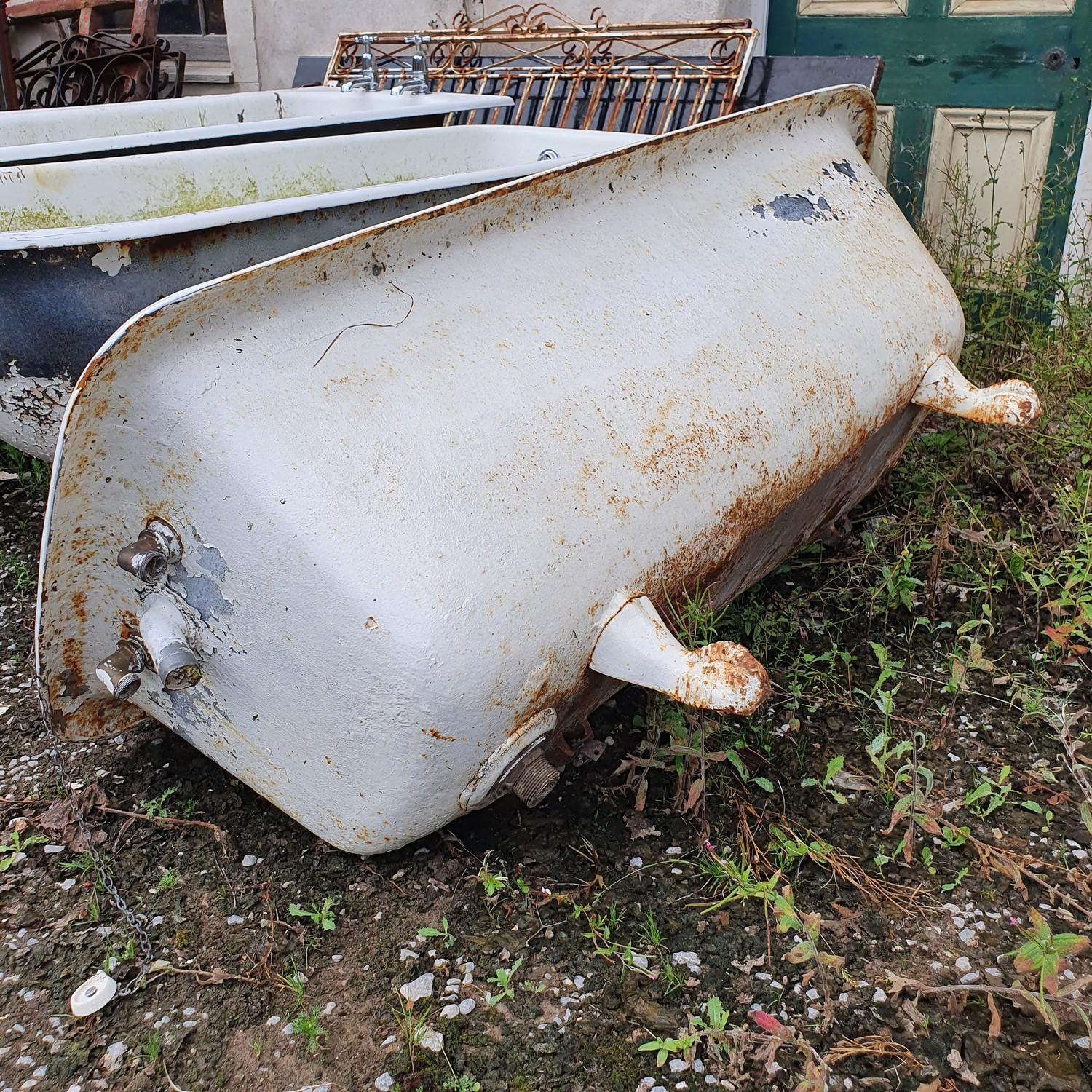 A cast iron bath, three other baths and a sink - Image 8 of 10