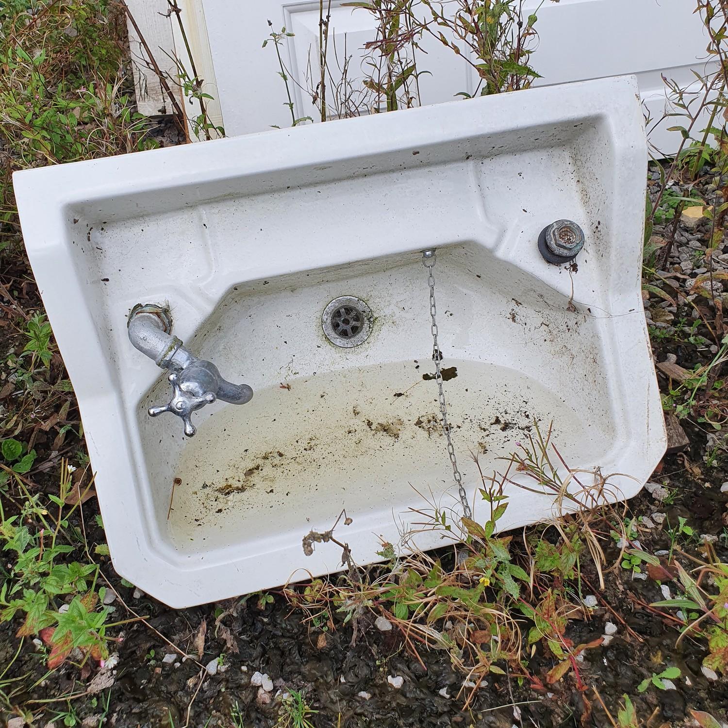 A cast iron bath, three other baths and a sink - Image 6 of 10