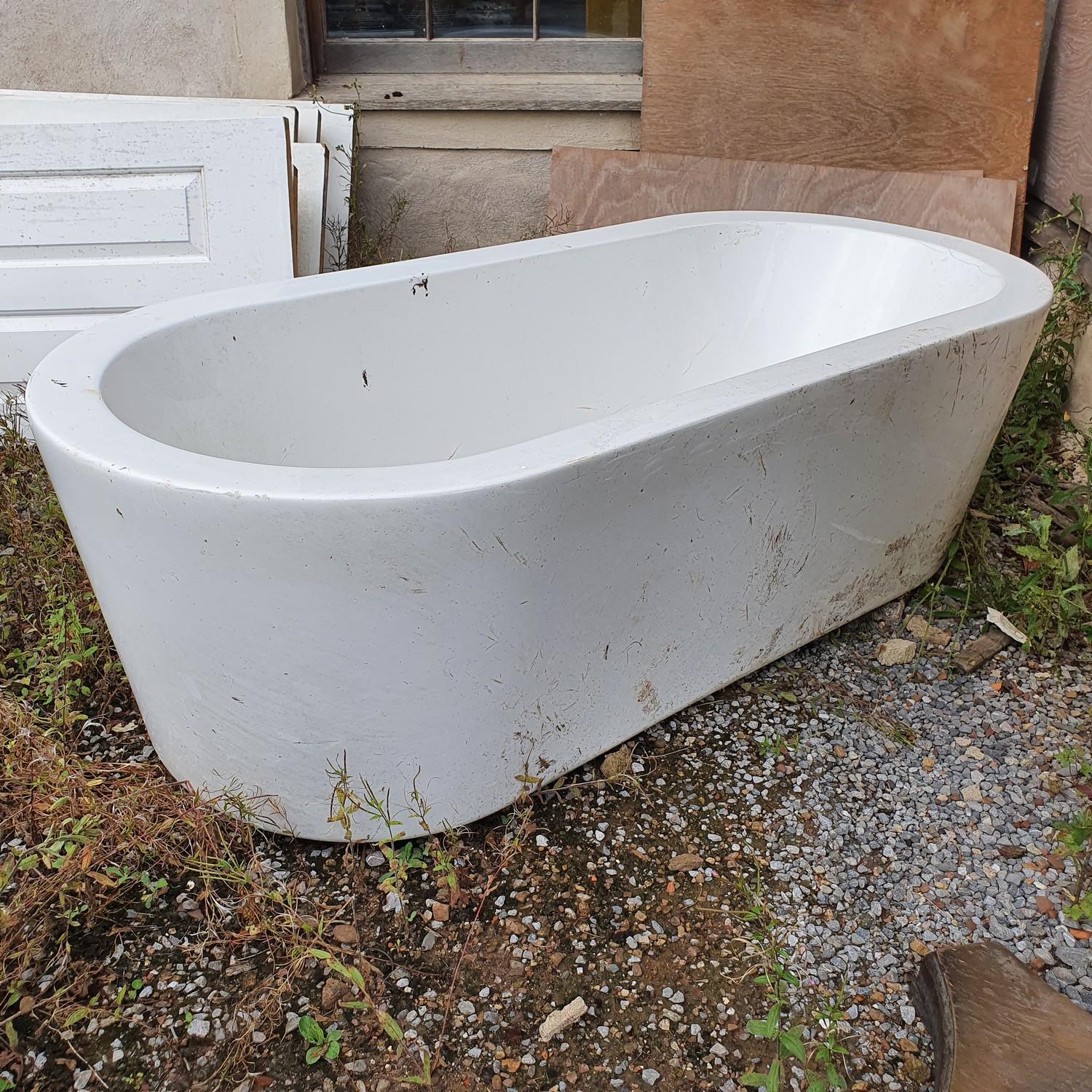 A cast iron bath, three other baths and a sink - Image 9 of 10