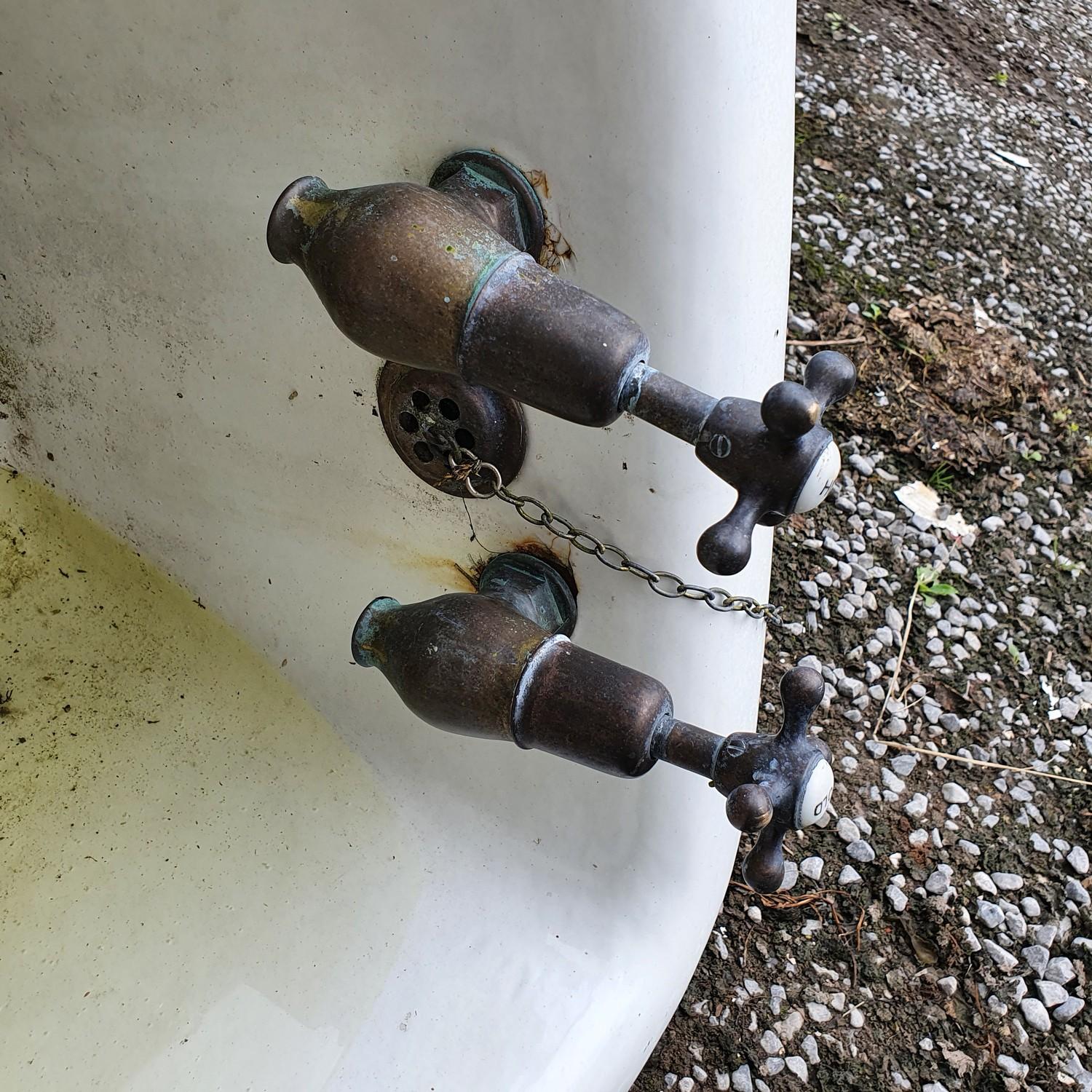 A cast iron bath, three other baths and a sink - Image 7 of 10