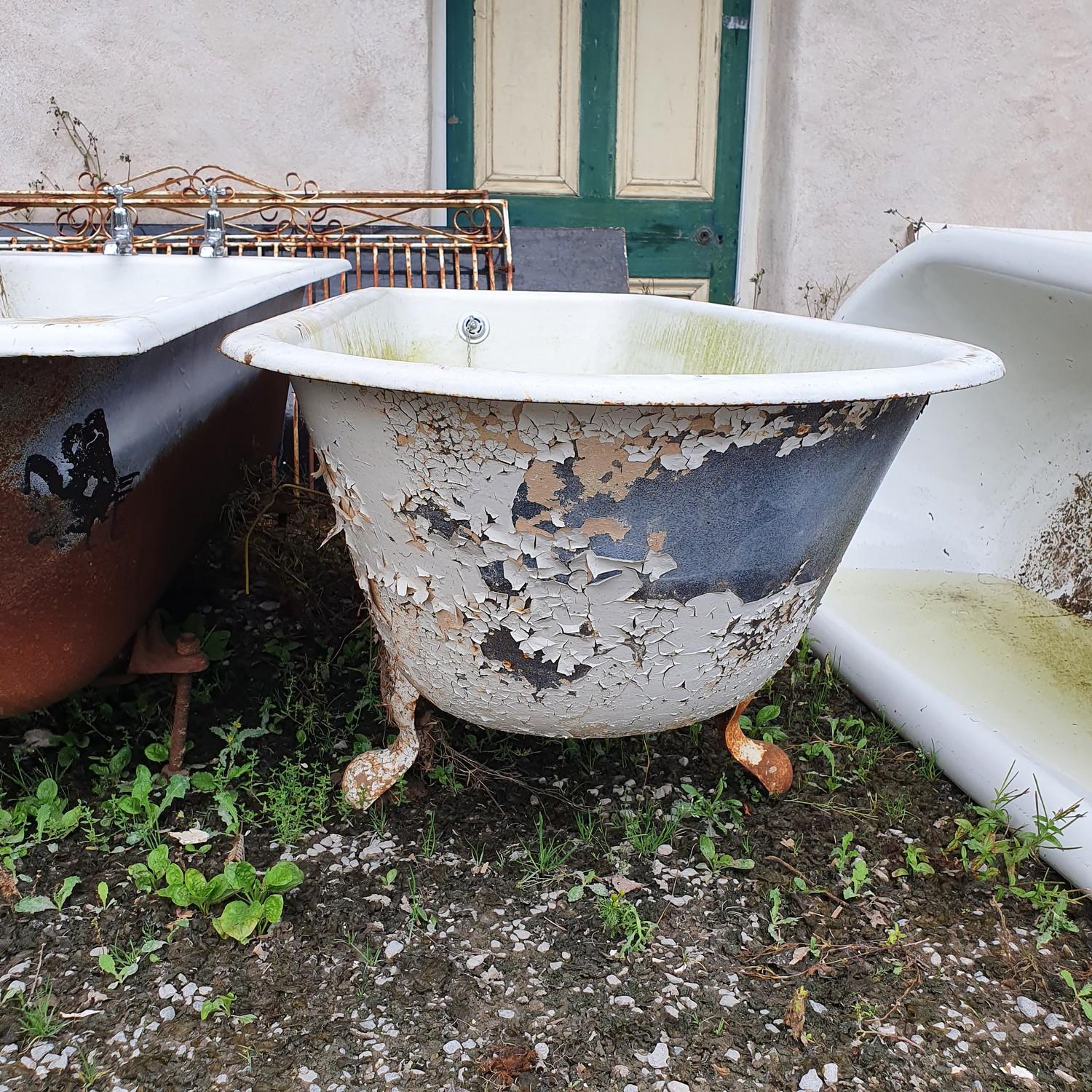 A cast iron bath, three other baths and a sink - Image 4 of 10