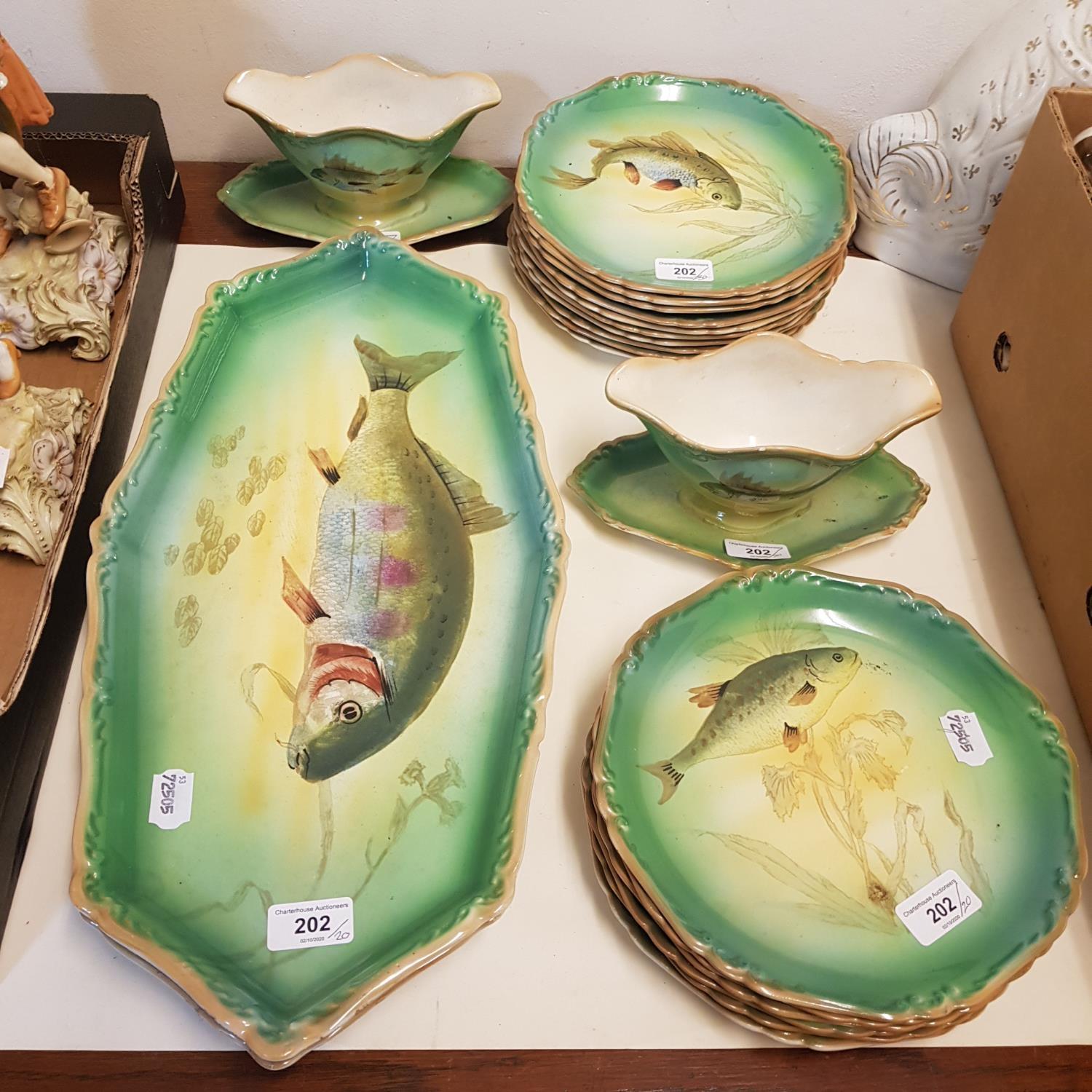 A late 19th century German Franzant Mehlem fish service, comprising, two oval plates, sixteen plates - Bild 3 aus 3