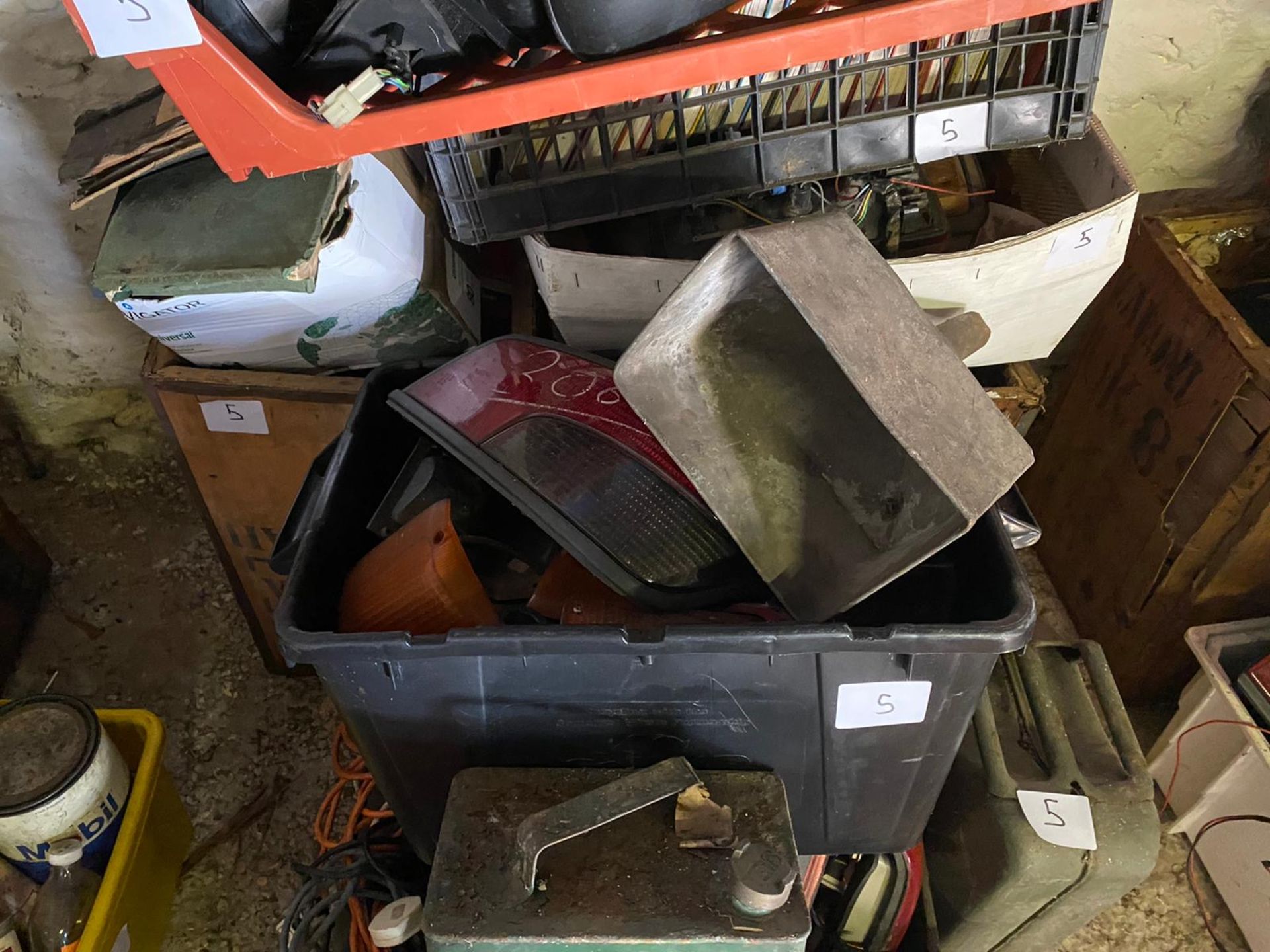 Assorted car spares and automobilia (qty)