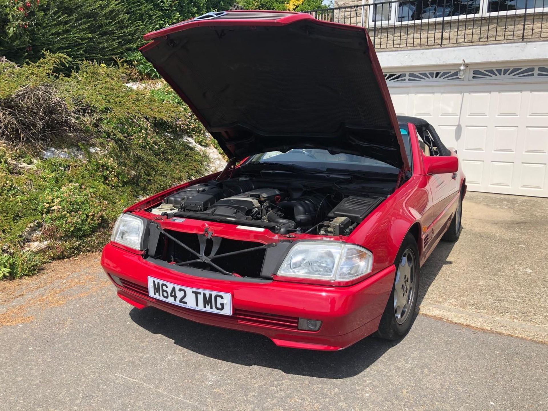 A 1995 Mercedes-Benz 280SL Registration number M642 TMG V5C MOT expires February 2021 Red with a - Image 45 of 107