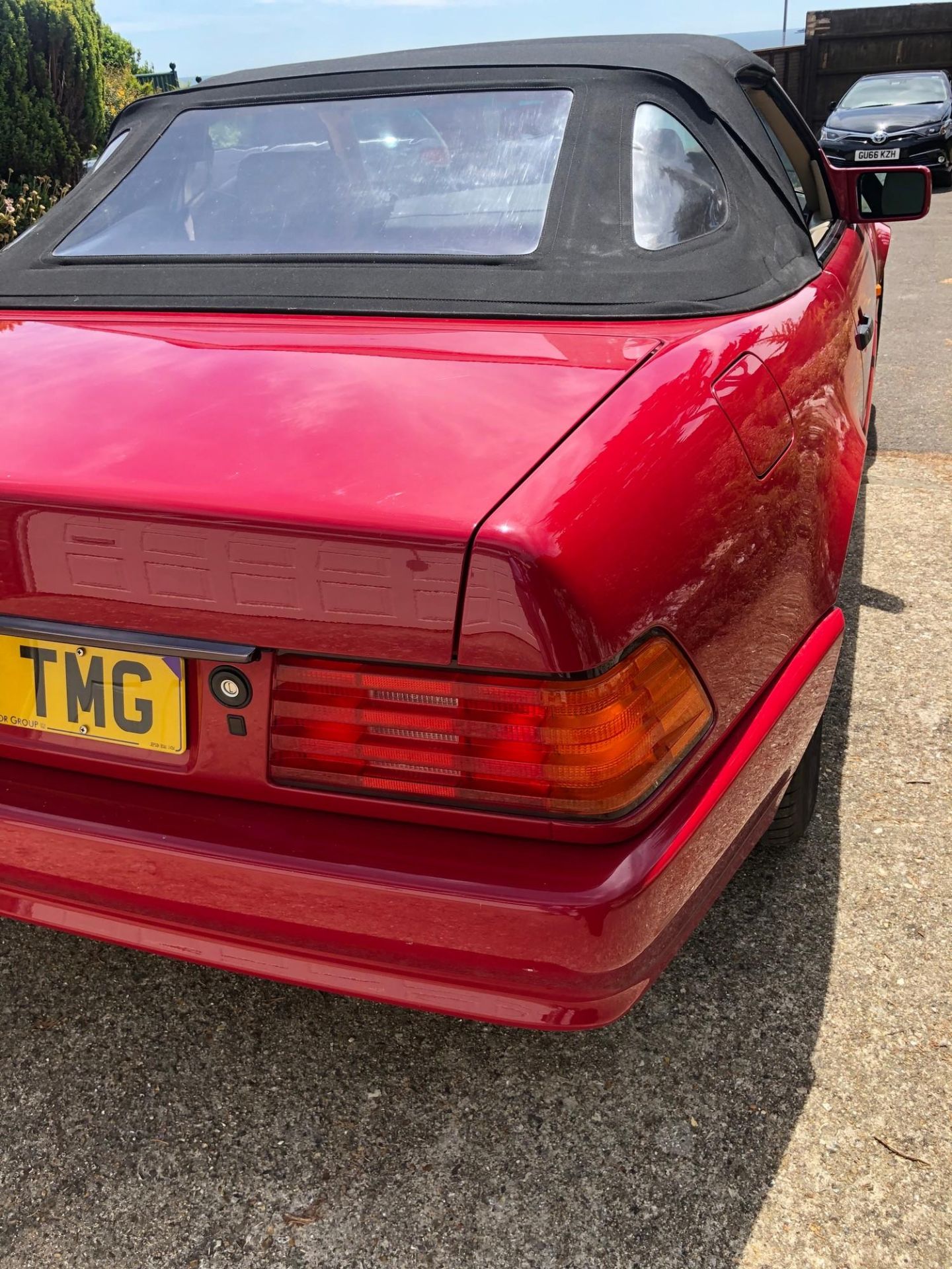 A 1995 Mercedes-Benz 280SL Registration number M642 TMG V5C MOT expires February 2021 Red with a - Image 19 of 107