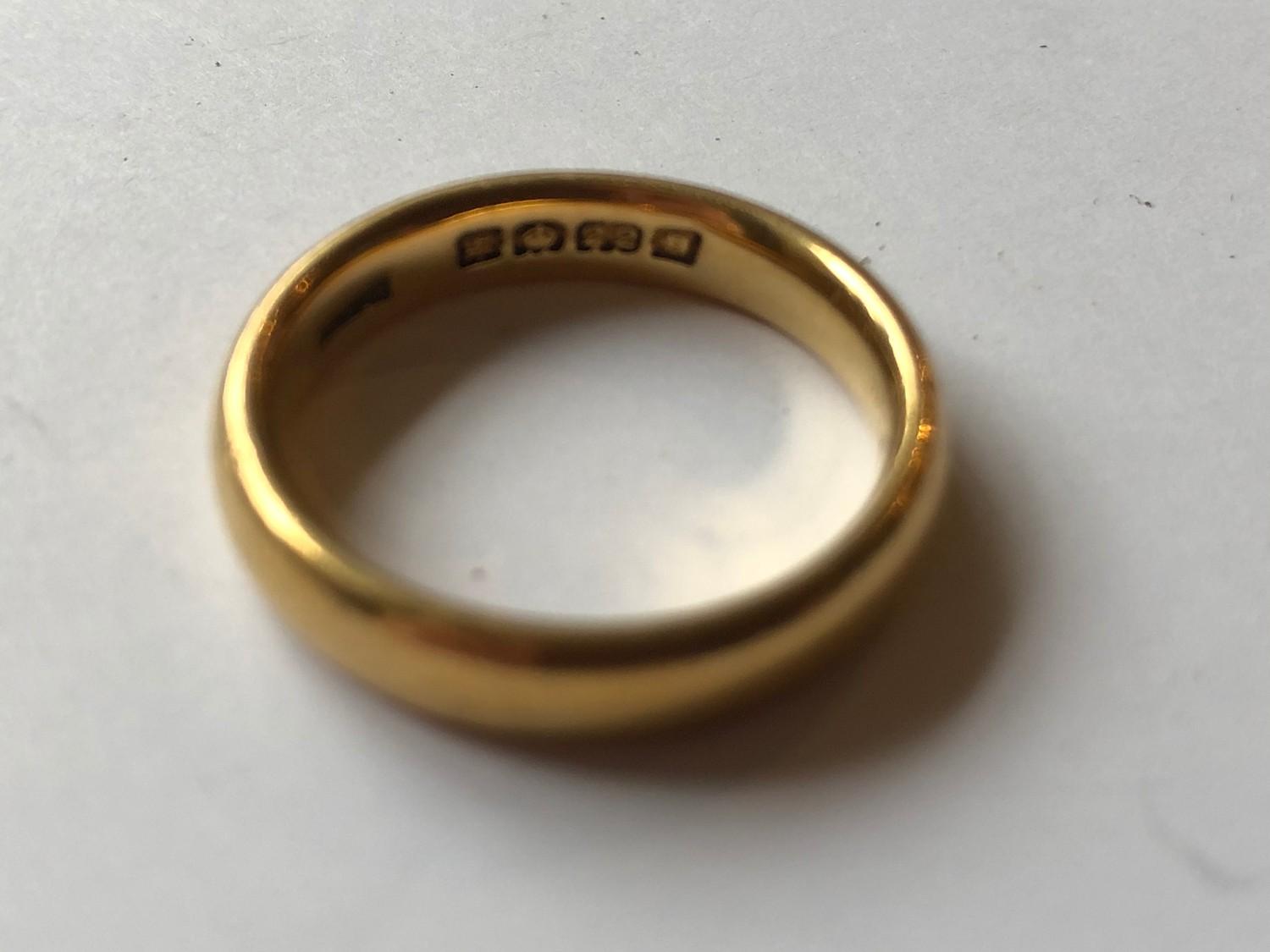 A 22 ct gold wedding band, 8.8 g