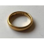 A 22 ct gold wedding band, 8.8 g