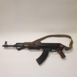 A prop AK 47 rifle and various other replica/toy guns (box)