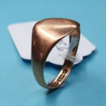 A 9ct gold signet ring, approx. 4.6 g