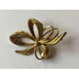 An 8ct gold bow brooch, 5.3 g
