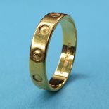 A 22ct gold wedding band, ring size K, 3 g