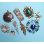 A 9ct gold and pearl foliate brooch, and assorted costume jewellery (qty)