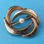 A 14ct gold and pearl brooch Report by JS Gross weight 5 g