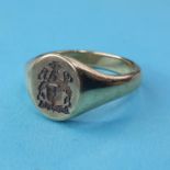 A 9ct gold signet ring, engraved with a crest, 7 g, ring size approx. Q