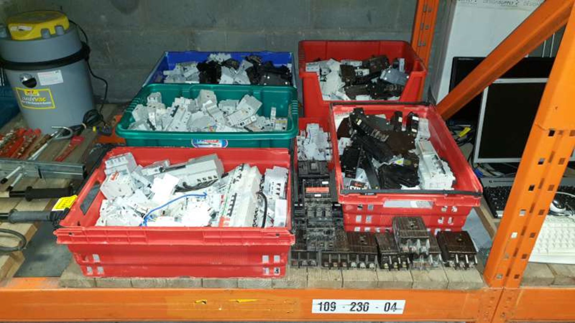 LOT CONTAINING A LARGE QTY OF VARIOUS CIRCUIT BREAKERS