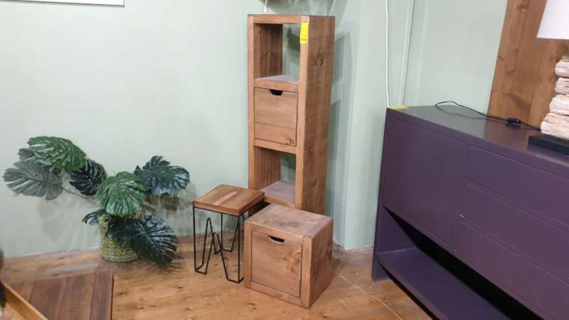 LOT CONTAINING SOLID WOOD DISPLAY UNIT, STORAGE BOX, MASIA SQUARE STOOL