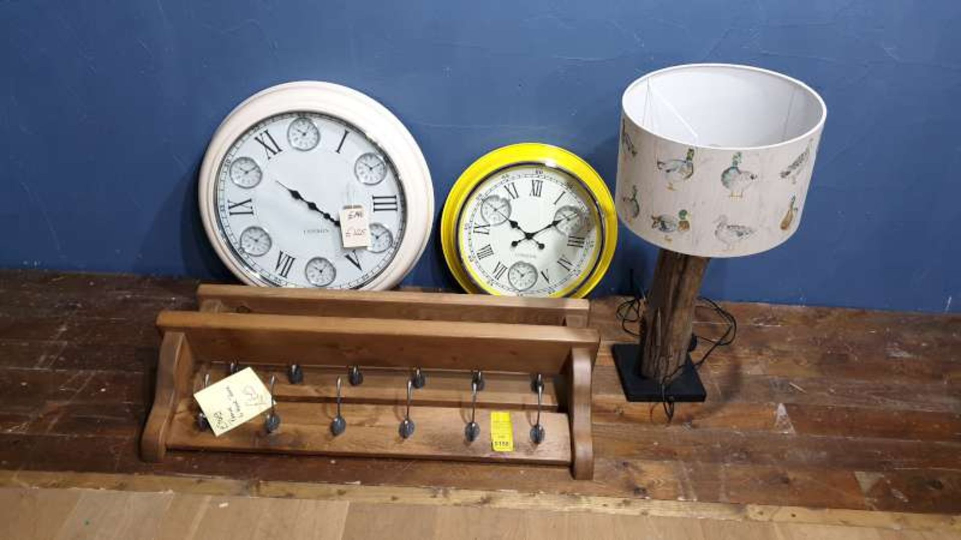 LOT CONTAINING 2 X CLOCKS2 X 6 HOOK COAT HANGERS, 1 X LAMP