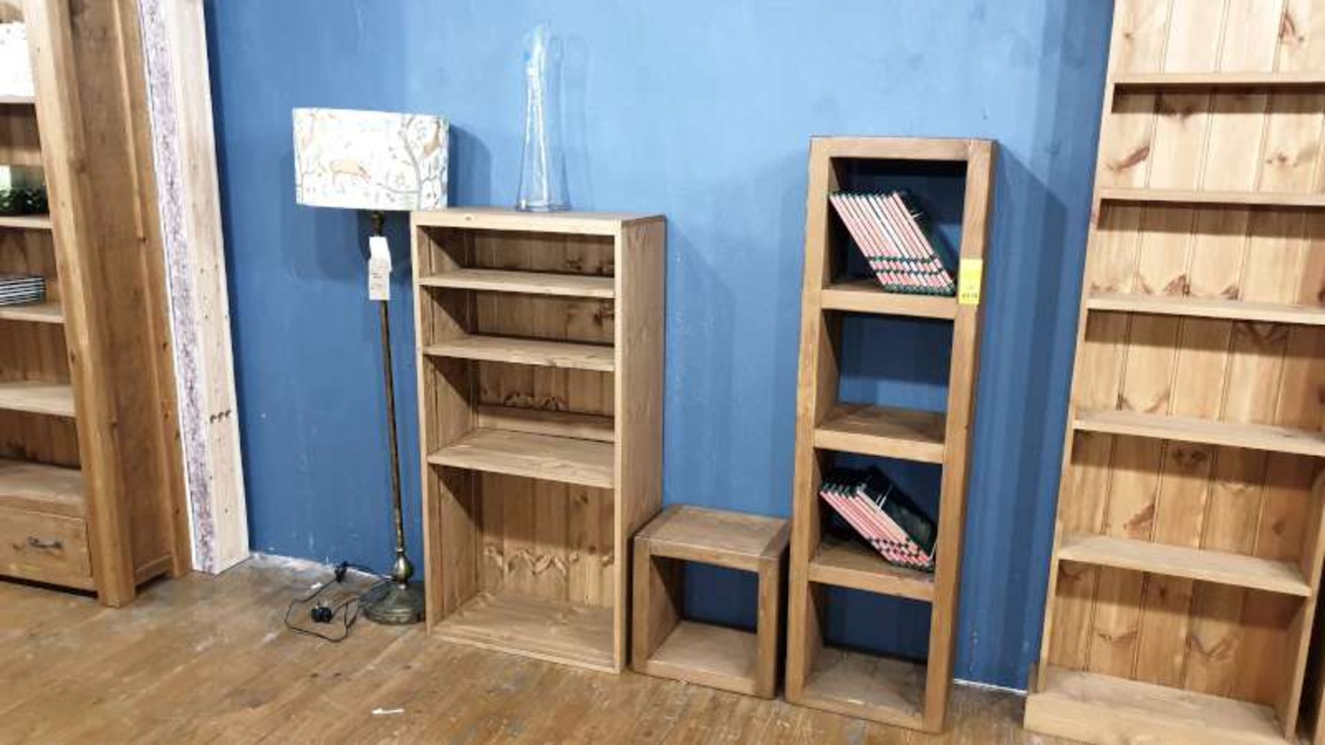 LOT CONTAINING A 4 PLANK CUBE DISPLAY UNIT, SINGLE PLANK CUBE DISPLAY UNIT, BOOKCASE AND A FLOOR