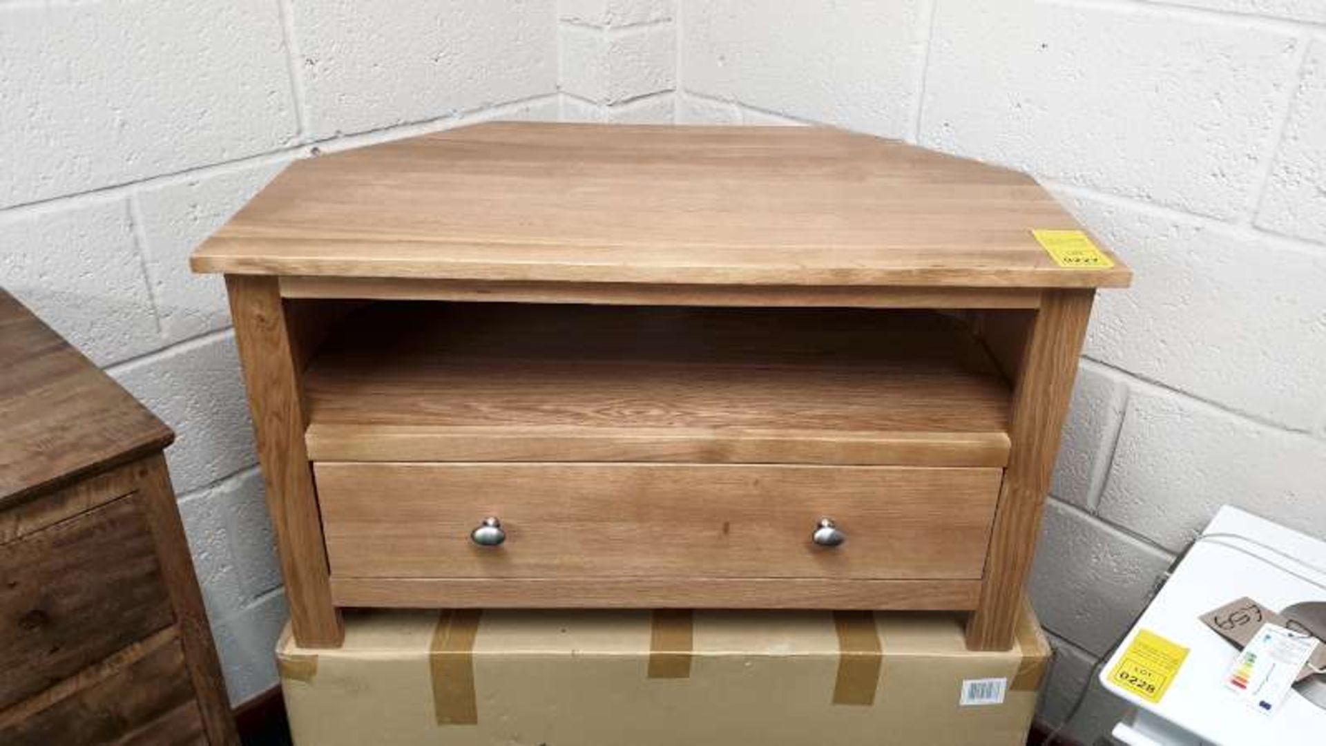 SIMPLY OAK CORNER TELEVISION UNIT SIZE L850MM X W500MM X H475MM RRP 250.00