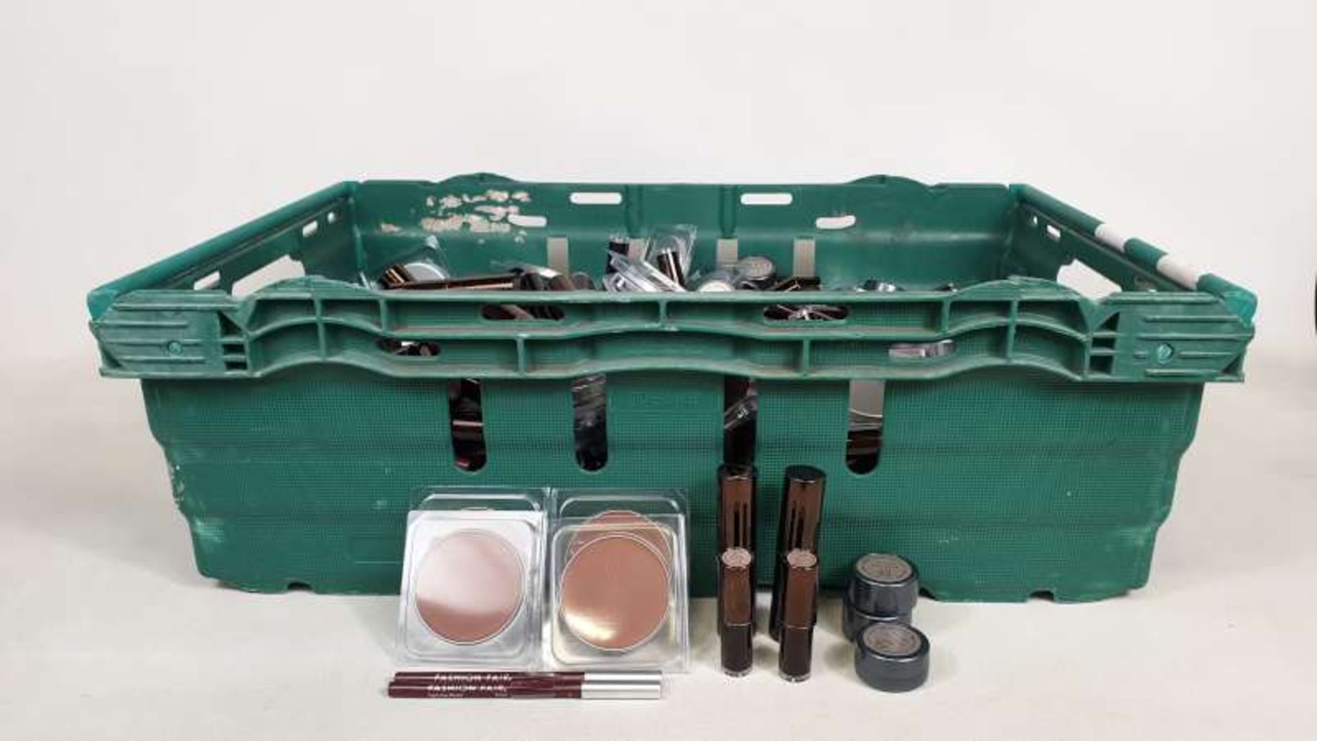 LOT CONTAINING A LARGE QTY OF FASHION FAIR MAKE UP IN 1 TRAY