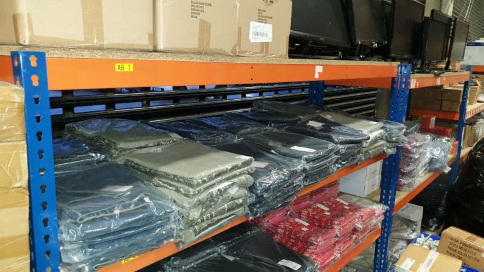 LOT CONTAINING A LARGE QTY OF CLOTHING IN VARIOUS COLOURS / STYLES / SIZES
