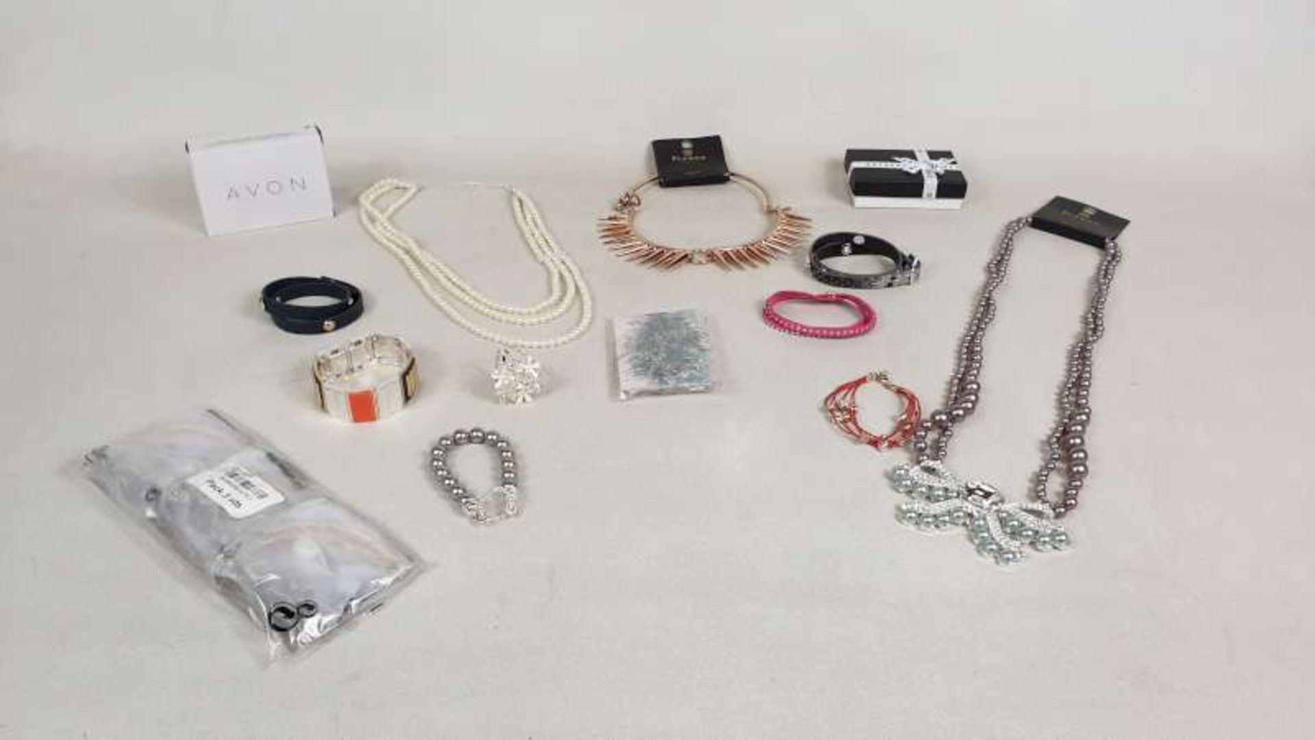 100 X VARIOUS PIECES OF FASHION JEWELLERY